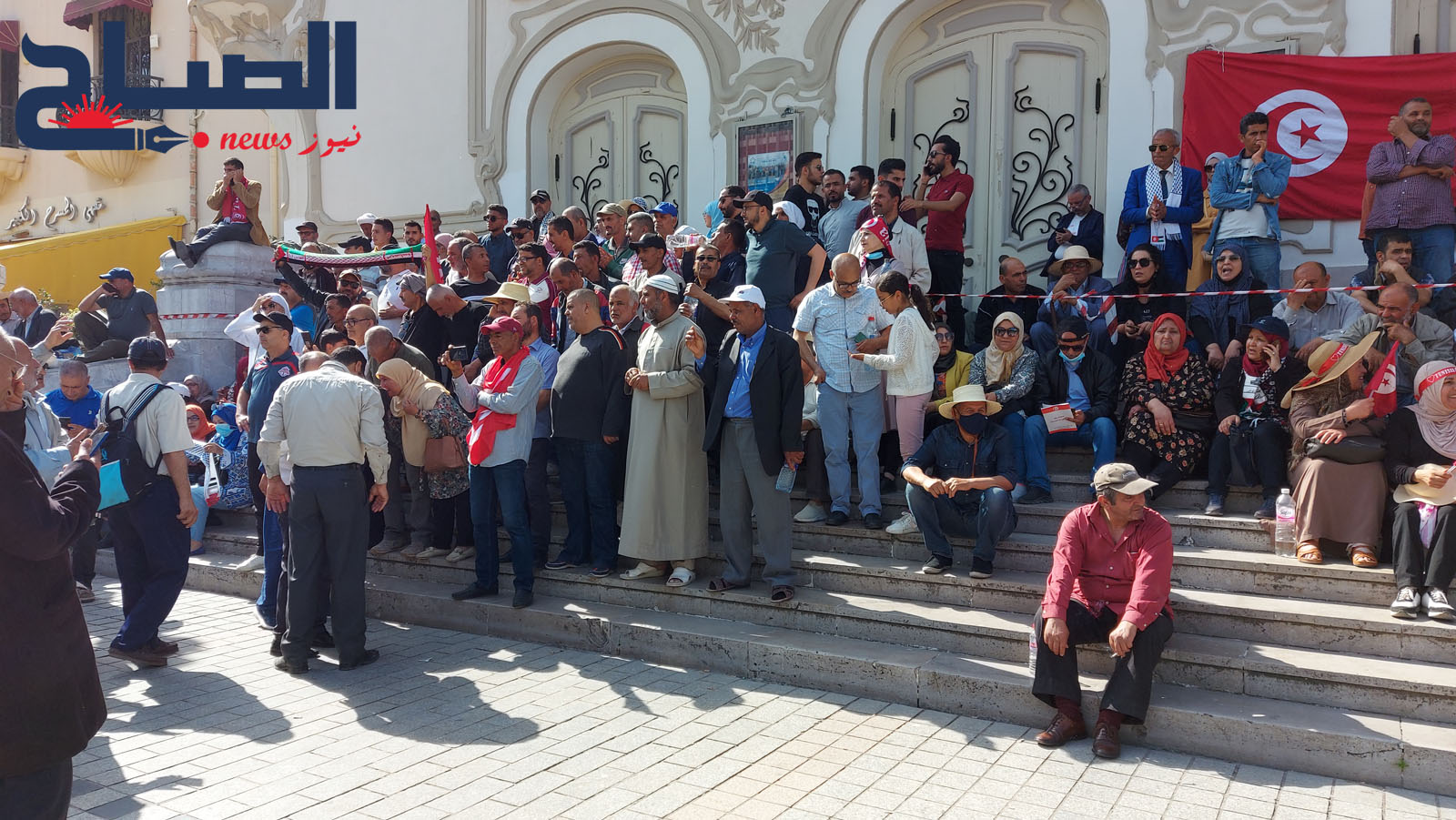 بداية تجمع أنصار "مواطنون ضد الانقلاب" و"جبهة الخلاص الوطني" أمام المسرح البلدي بالعاصمة